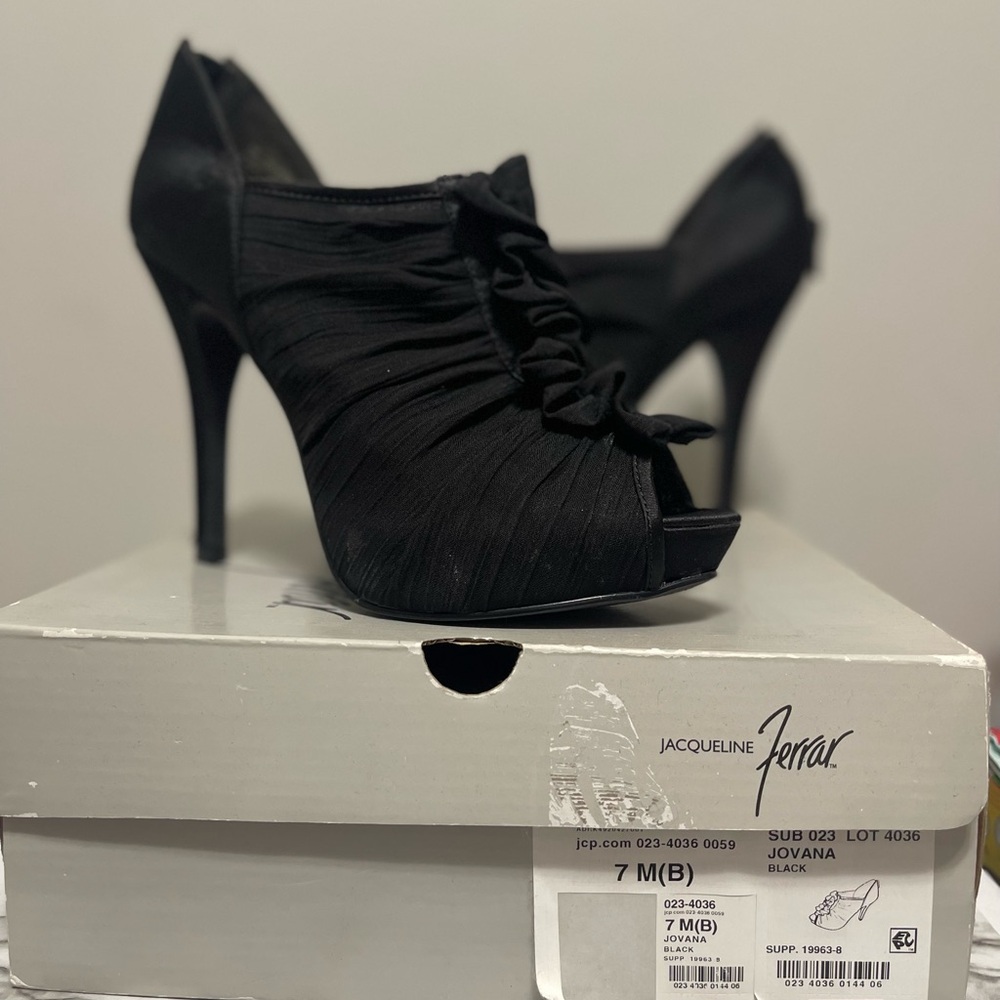 Jacqueline Ferrar Elegant Black Heels